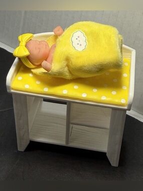Zuru 5 Surprise My Mini Baby Series 1 YELLOW Changing Table Silicone Baby Set